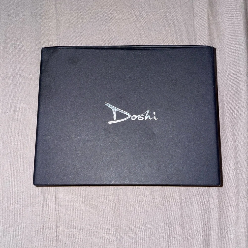 BNIB Doshi Vegan Leather Grey Gender Neutral Slim Wallet Red Interior